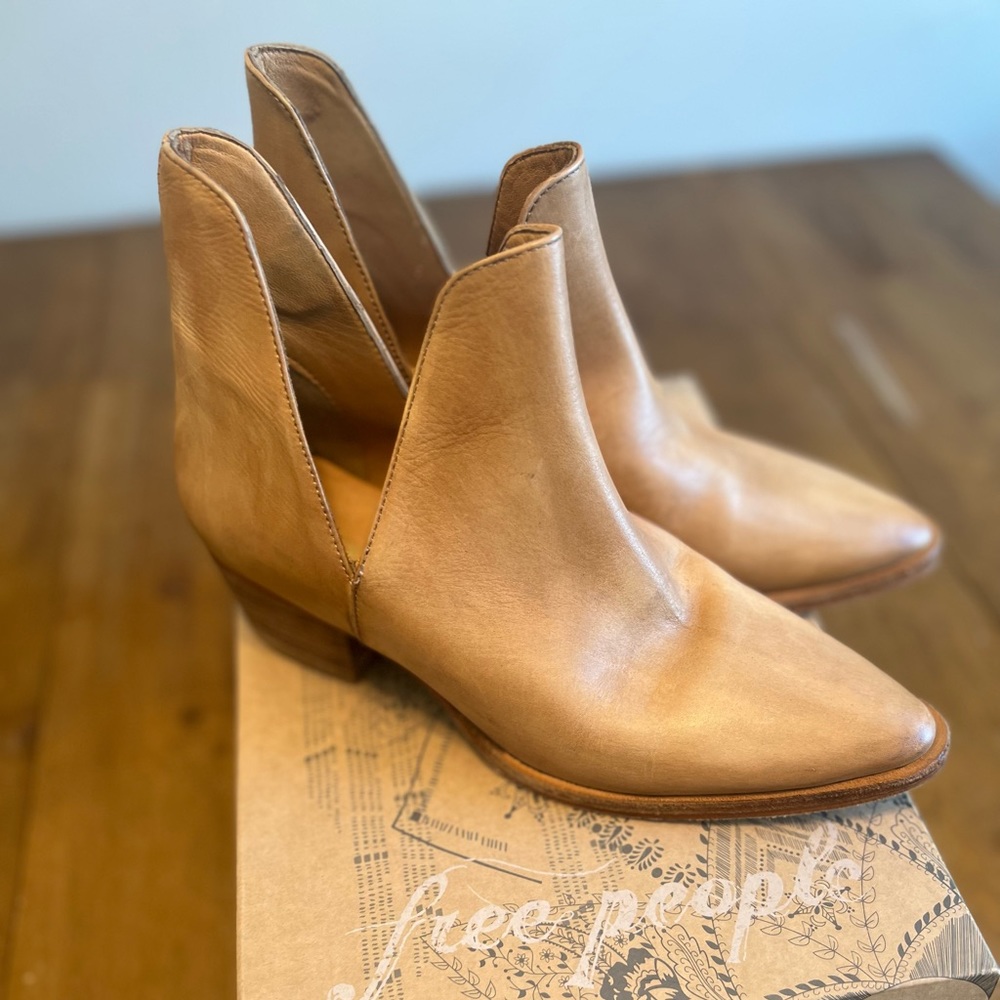 NEW IN BOX FREE PEOPLE TAN LEATHER CHARM DOUBLE V BOOTS SIZE 38 (fits 8-8.5)